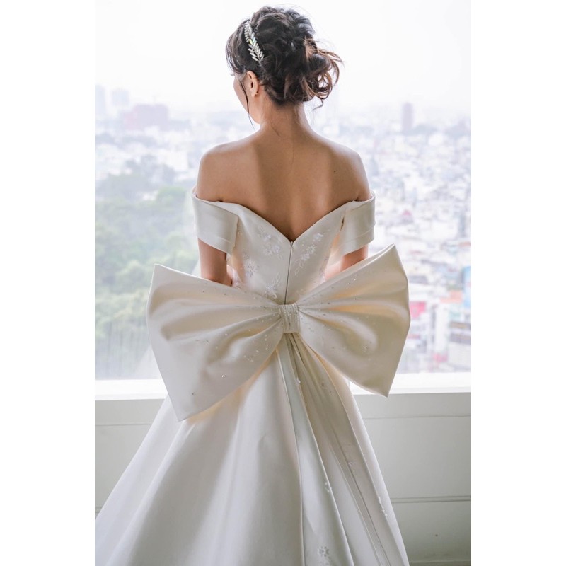nơ váy cưới đính chuỗi và đá lấp lánh