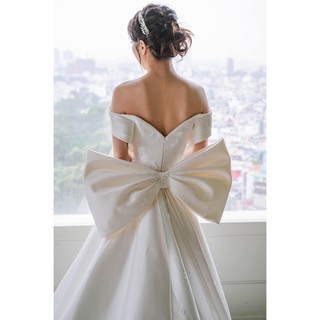 Nơ váy cưới đính chuỗi và đá lấp lánh