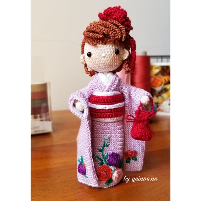 Búp bê kimono móc len