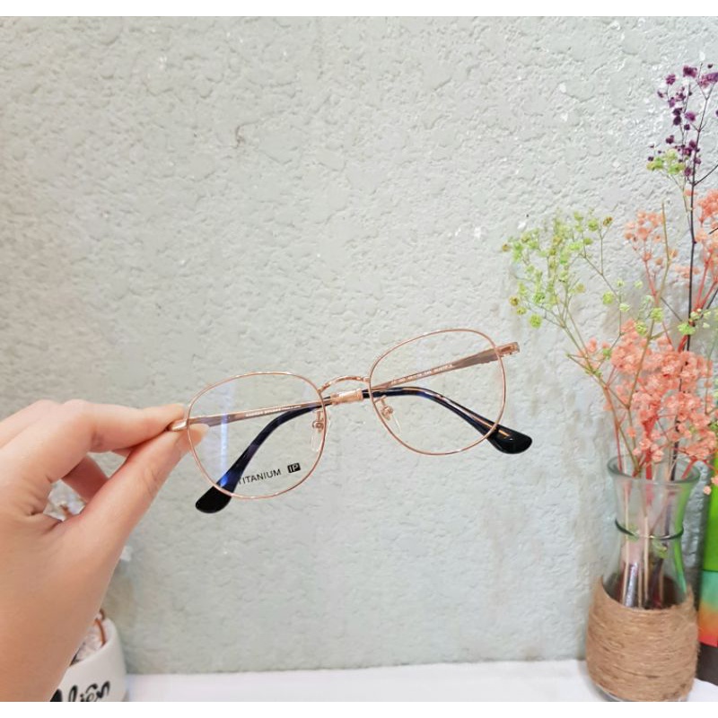 Gọng Chrome heart dành cho mặt nhỏ. Gọng titan. Tròng chống uv và ánh sáng xanh. Mới 》 99%