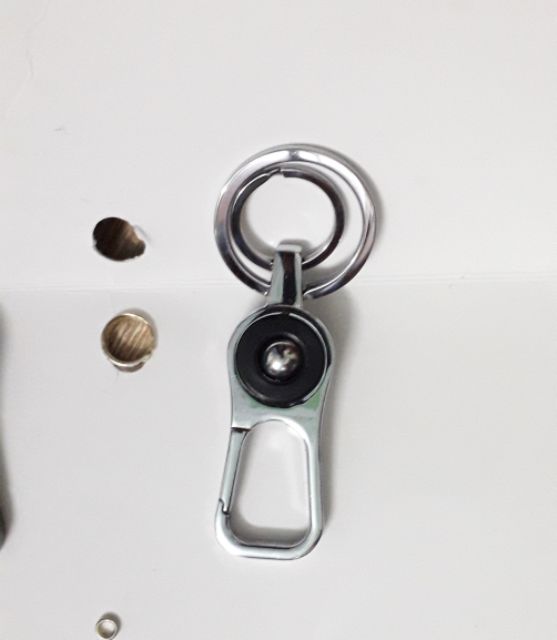 Một cái móc khóa có 2 vòng bằng thép không gỉ rất đẹp