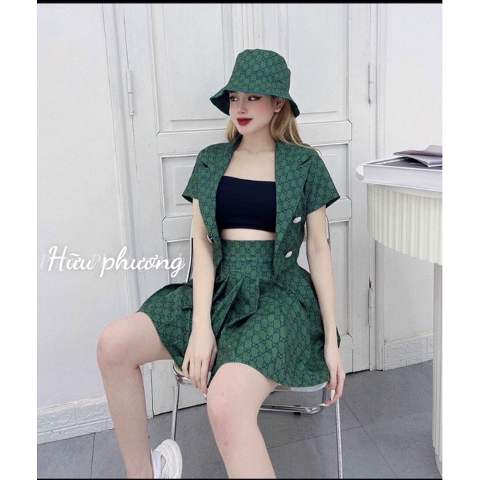Set áo vest + chân váy xếp ly kèm mũ
