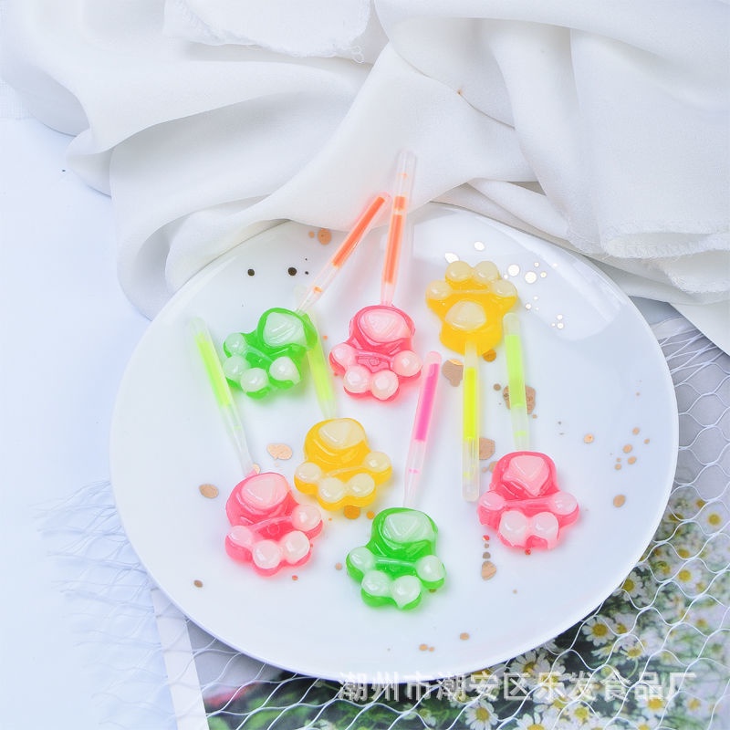 1 cây kẹo mút hình bàn chân mèo kitty phát sáng