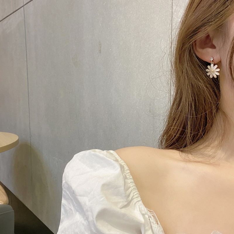 Khuyên tai kẹp không bấm lỗ chốt cố định K126 bằng hợp kim mạ vàng hình bông hoa dáng midi Leous Accessories