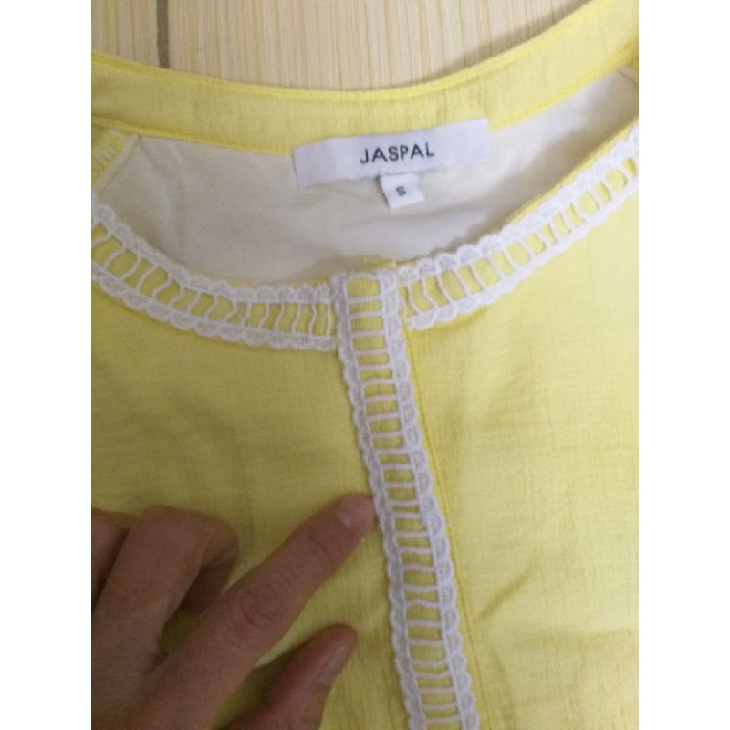 Đầm suông Jaspal màu vàng thêu vai