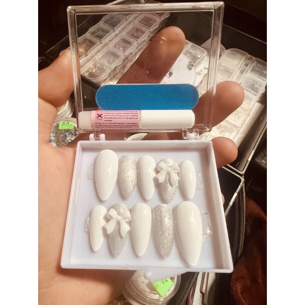 Nail box thiết kế mắt meo kết hợp trắng, tặng kèm keo và dũa.