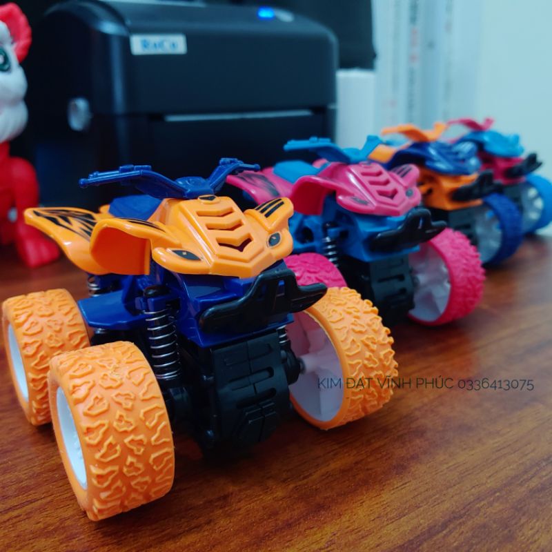 Đồ chơi xe địa hình quán tính . có thể quay 360° xe có nhiều màu để lựa chọn