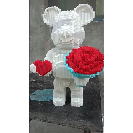 Lego gấu Bearbrick cầm hoa tặng người yêu - hàng sẵn
