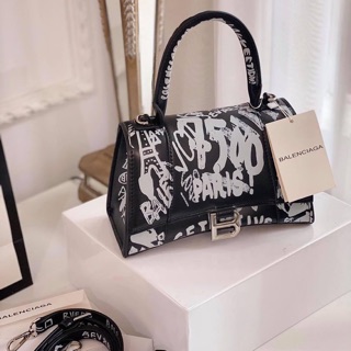 Túi xách nữ đeo chéo HOURGALSS Màu đen chữ trắng thời thượng