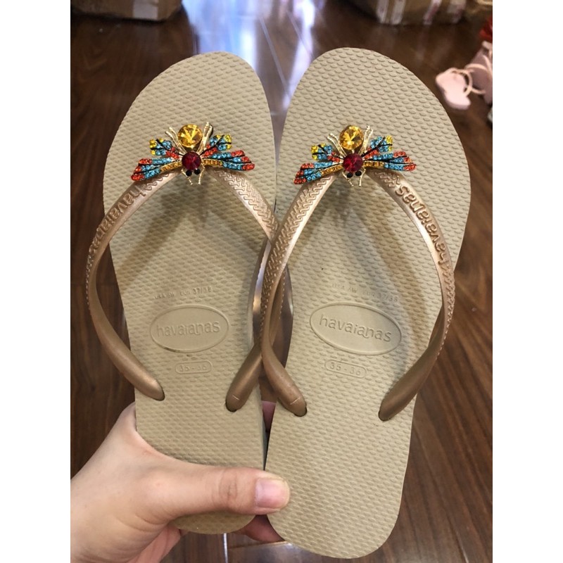 Charm ong 2 màu gắn dép havaianas