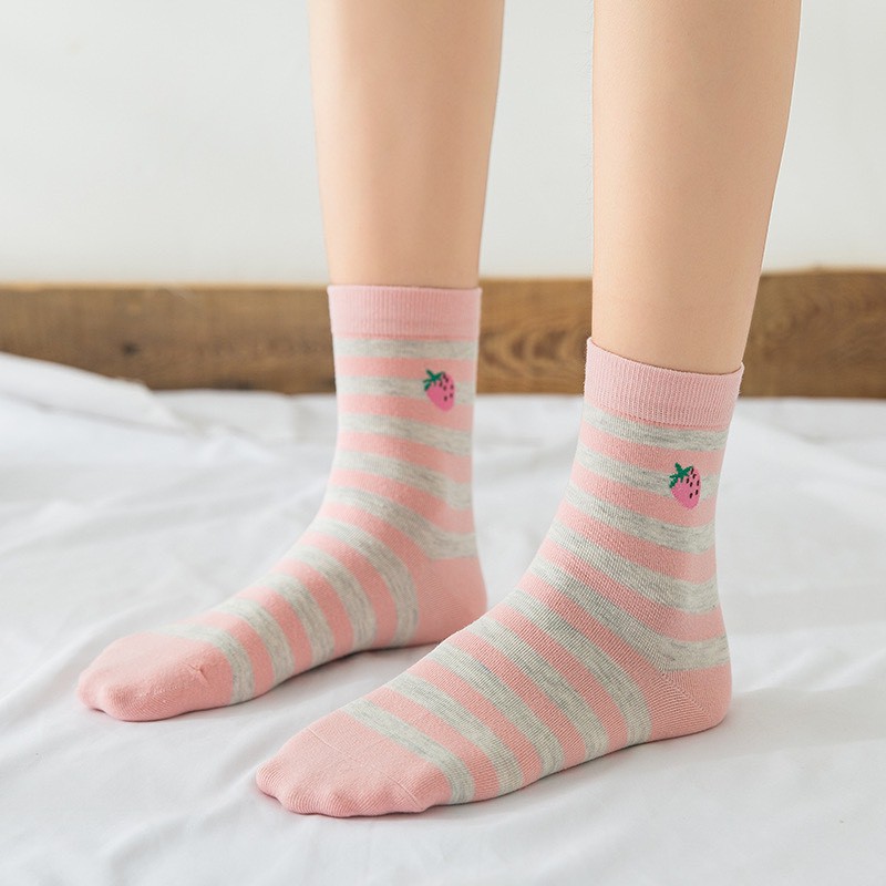 Tất nữ cổ cao Bunato hồng thêu dâu tây cực dễ thương đáng yêu TN117