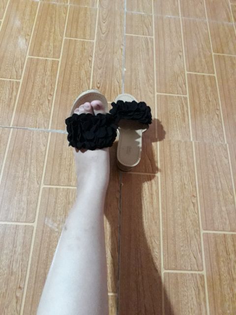 Dép cao gắn hoa sang chảnh