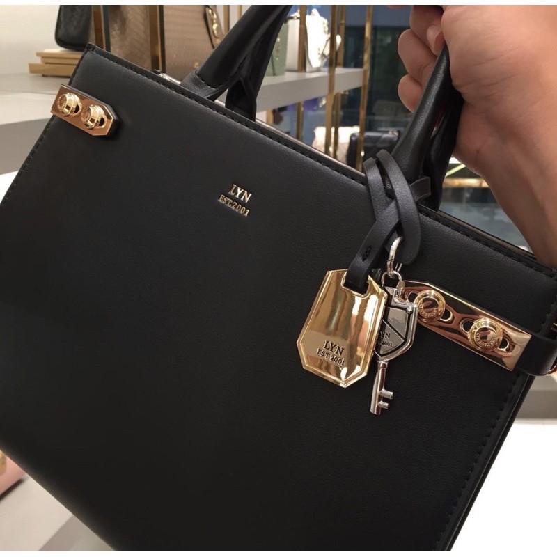 𝐓𝐮́𝐢 𝐭𝐚𝐲 𝐜𝐚̂̀𝐦 𝐋𝐲𝐧 𝐅𝐈𝐍𝐄𝐍𝐄𝐒𝐒