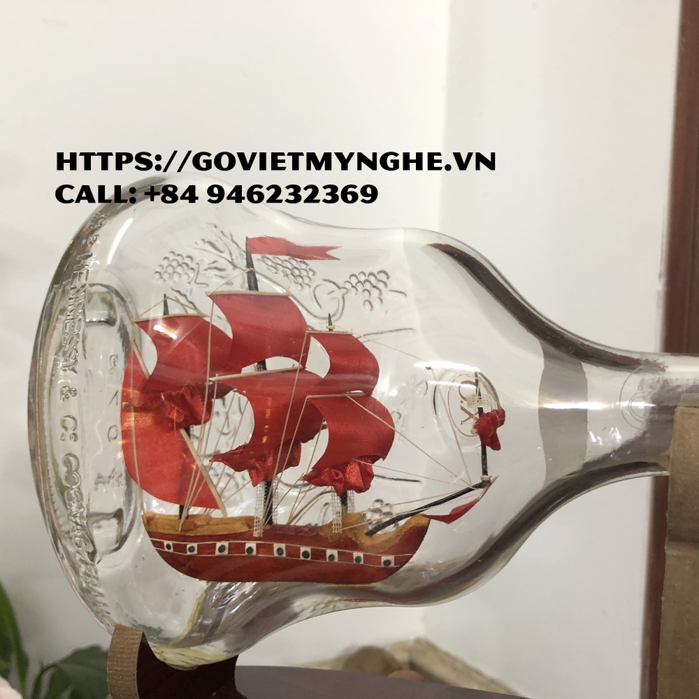 Mô Hình Thuyền Gỗ Trong Chai Thủy Tinh Hennessy Lớn - Dài 16cm - Buồm đỏ