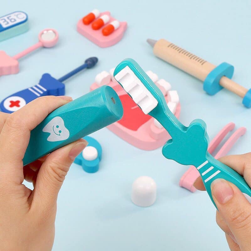 Đồ chơi bác sĩ cho bé trai, bé gái màu hồng, màu xanh bằng nhựa cao cấp, bằng gỗ an toàn cho bé từ 2 3 4 5 tuổi