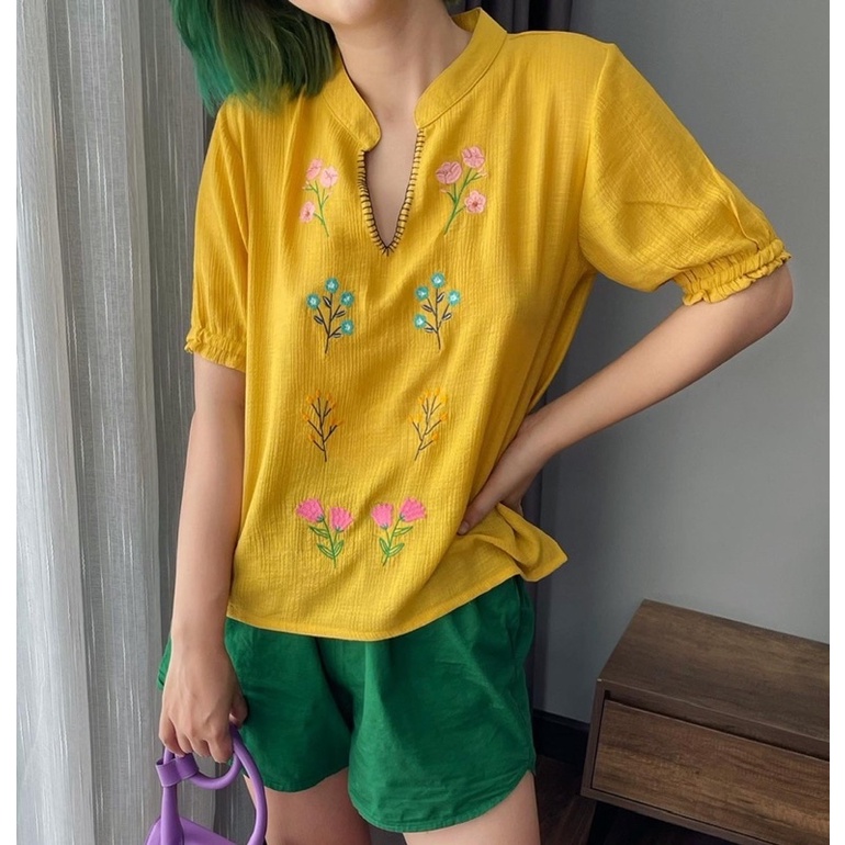 Áo thêu hoa tơ đũi cổ trụ xẻ. Hình thật shop chụp cận vải