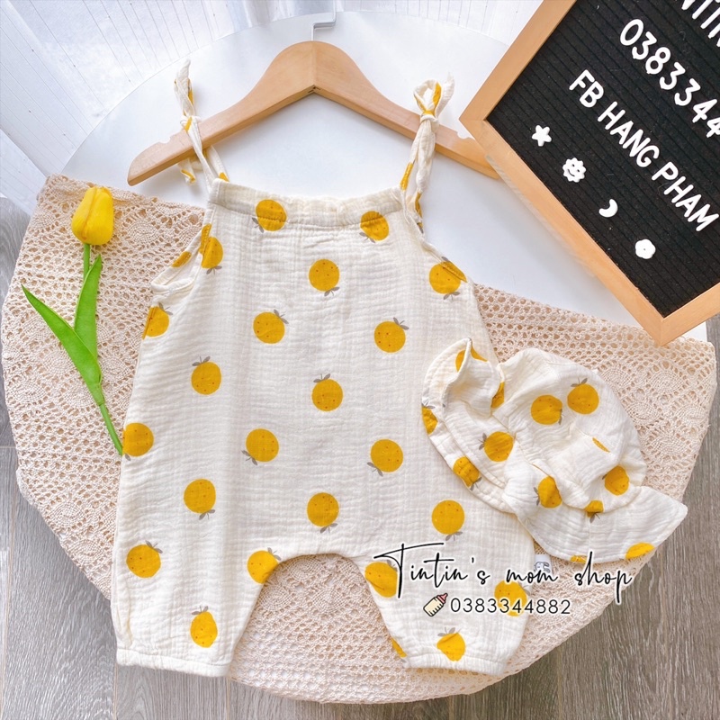 Sét jumpsuit hai dây xô muslin kèm mũ bèo hoạ tiết quả chanh vàng cho bé gái