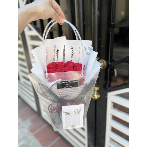 Bó hoa 11 đỏ mix báo chữ giấy trắng kèm túi thiệp