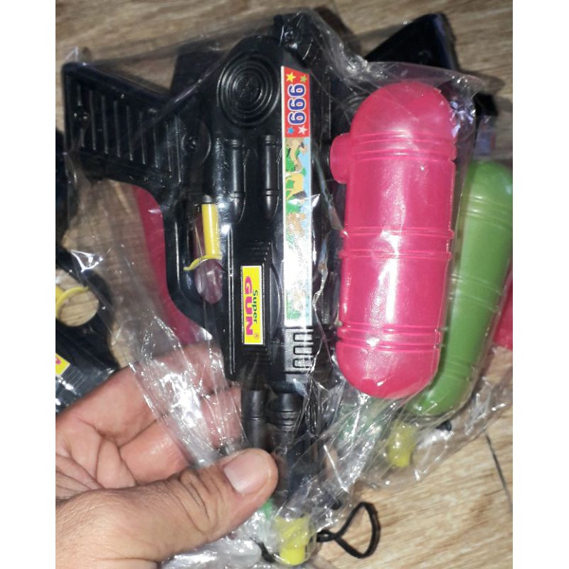 Một cây SúngNước 2 nồng 999 dài 18cm bằng nhựa có bình tiếp nước