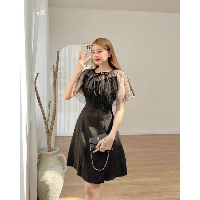 Đầm đen xoè cổ phối voan dập li