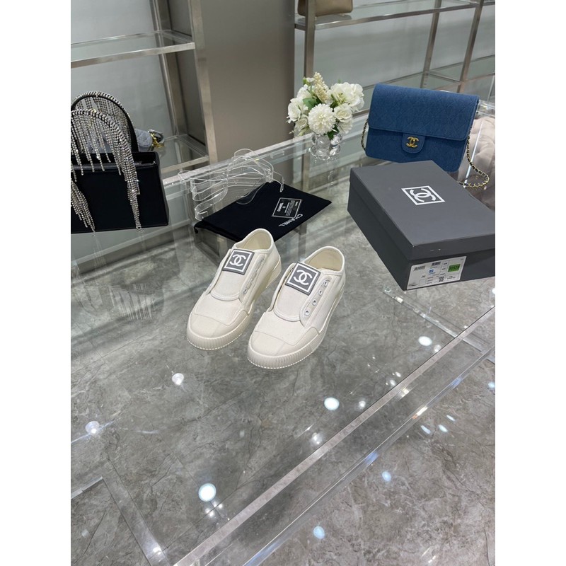 Giày thể thao thời trang nữ Chanel = CN or Channel or 𝘾𝙝𝙖𝙣𝙚𝙡 thiết kế hiện đại, trẻ trung, đi cực nhẹ nhàng.
