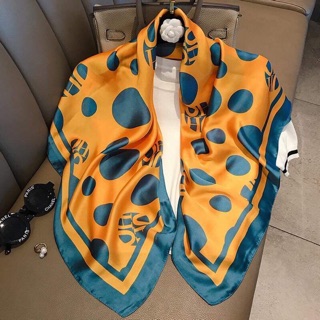 Khăn lụa vuông chấm bi size 90x90.