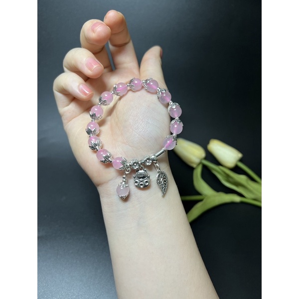 Vòng tay màu hồng mix charm