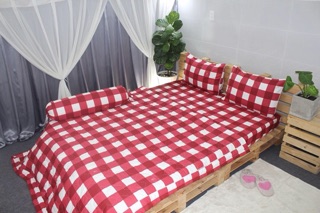 Trọn bộ drap mền cotton 100% gồm 1 drap bọc, 2 vỏ nằm, 1 vỏ ôm và cả mền trần bông.Vui lòng ib mẫu và size trước khi đặt