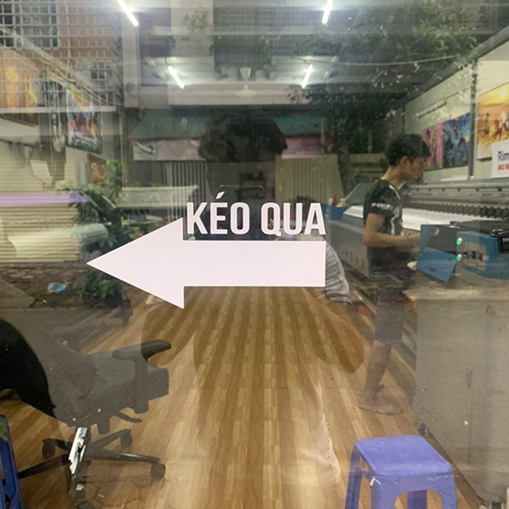Sticker dán cửa kính ra - vào hướng dẫn kéo qua để mở dễ hiểu kt 20cm x 8cm
