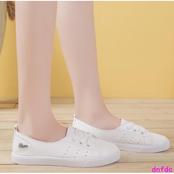 Giày bata da mềm cột dây thoáng khí tông trắng phối hình trái tim nhỏ xinh xắn | BigBuy360 - bigbuy360.vn