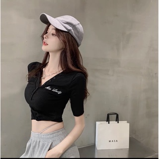 Áo kiểu cổ v có nút trắng đen nu