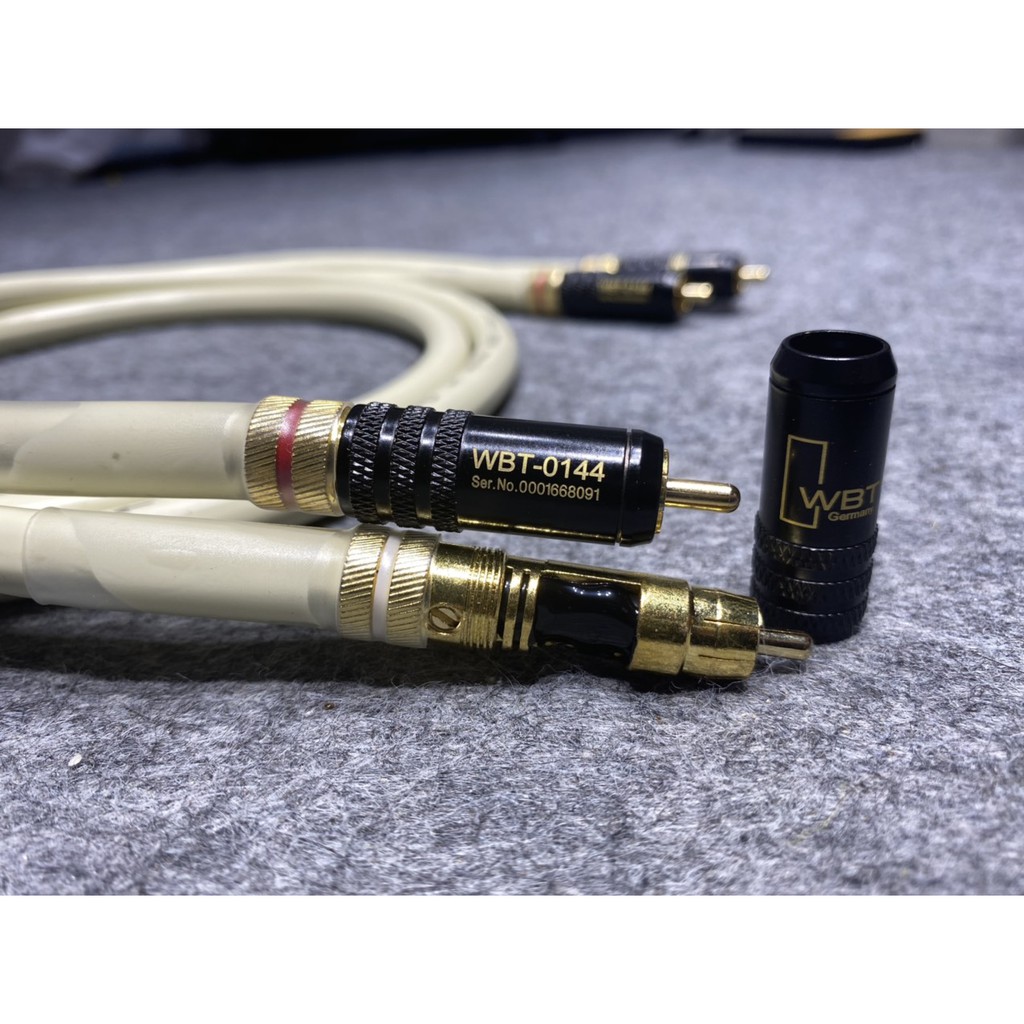 Dây loa WBT 888 Made In Germany, dài 1m. Đầu cắm mạ gold xoay khóa, Chất âm ngọt ngào, nghe hay đều 3 dải