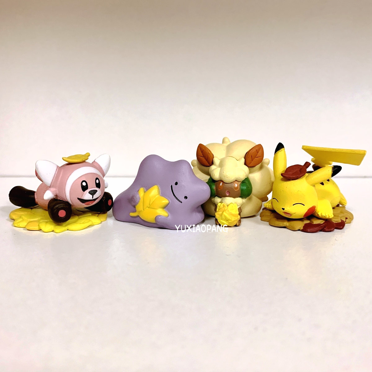 Pikachu playing with fallen leaves, Japan&#39;s TAKARA TOMY Pokemon Season: Autumn Gacha