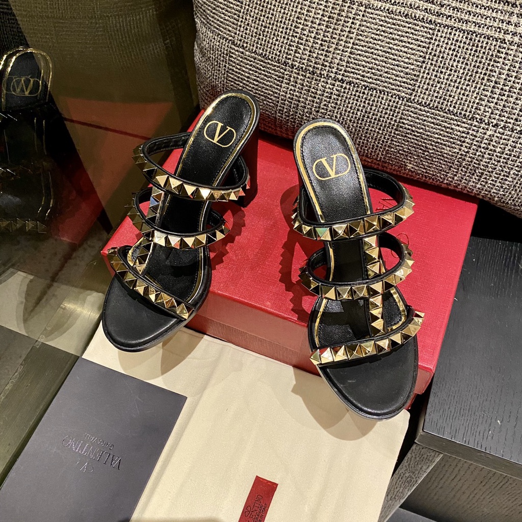 Xăng Đan Da Cừu Đính Đinh Tán Toàn Diện Kiểu Cổ Điển Valentino 2022