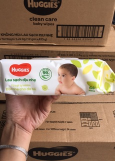 Khăn Giấy Ướt Em Bé Huggies (Bịch 64 miếng)