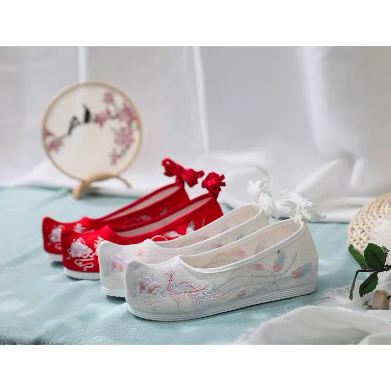 Một số giày cổ trang, tóc giả sẵn