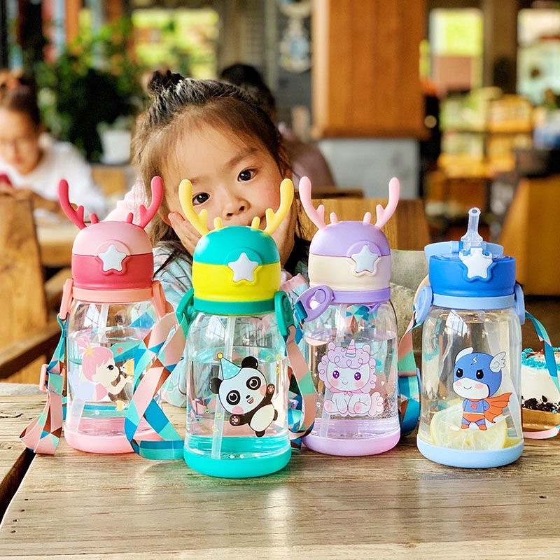 Bình nước cho bé đi học  có dây đeo nắp bật ống hút mềm cao cấp