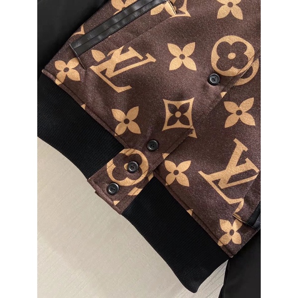 Áo khoác dạ dáng bomber cho nữ hoạ tiết chữ màu nâu phối đen thương hiệu thời trang cao cấp Louis Vuitton LV