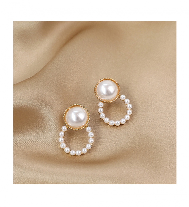 Heart-shaped stud earrings with pearl earrings