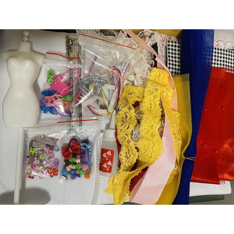 Bộ đồ chơi thủ công may váy búp bê không cần kim chỉ.