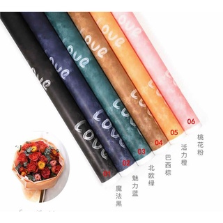 Giấy gói hoa chữ Love