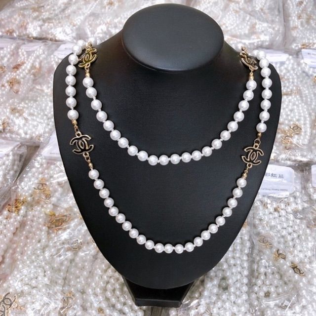 Vòng cổ da trưng bày trang sức cao cấp