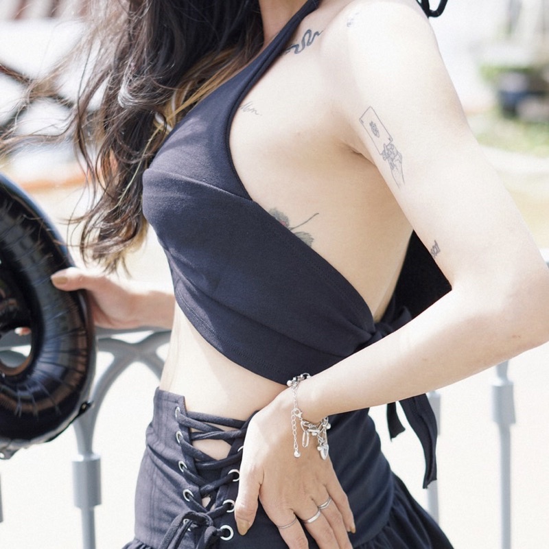 Áo croptop yếm khoen tròn dây cột hở lưng phong cách sexy