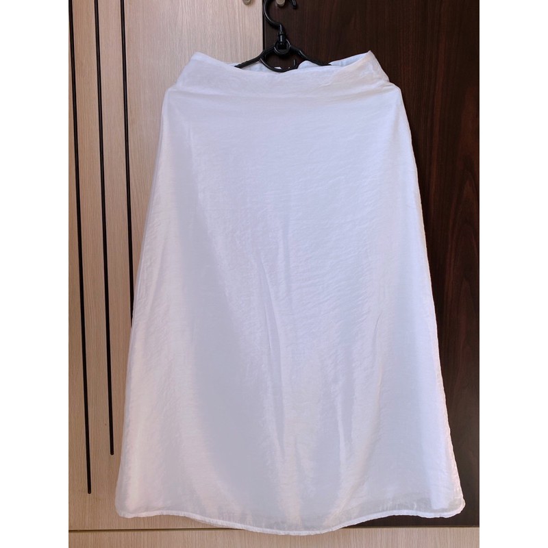 Thanh lý Chân váy trắng size M.