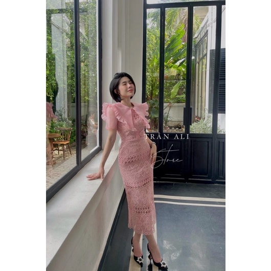 Đầm body ren màu hồng cổ bèo, váy ôm dự tiệc ren