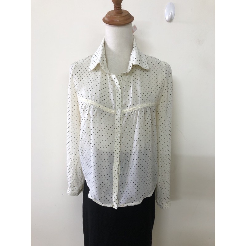 size M áo sơ mi voan chấm bi trắng sữa phối viền ren 2hand mới còn tag siêu mát