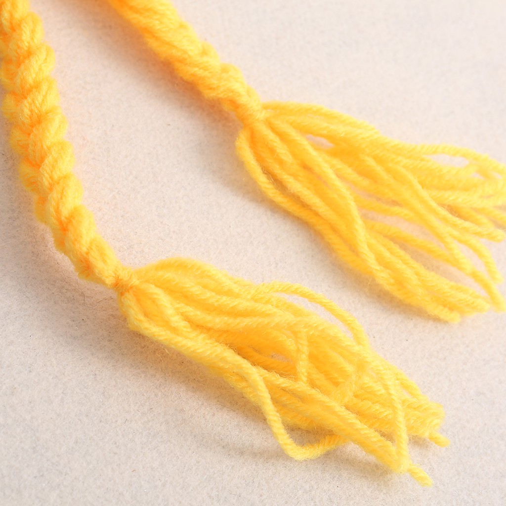 Set quần đùi và nón len dùng để làm đạo cụ chụp hình cho các bé