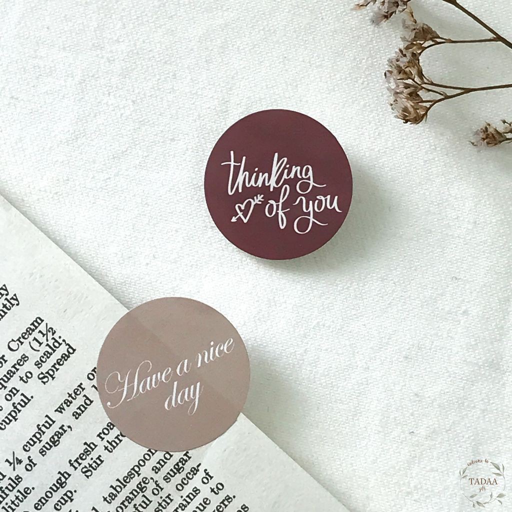 Sticker tròn in chữ viết phong cách Calligraphy, nhãn dán nhiều màu sắc pastel dễ thương trang trí thiệp, sổ tay