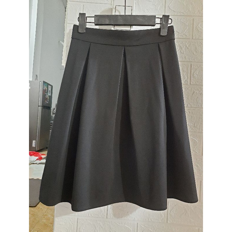 Chân váy xếp ly màu đen