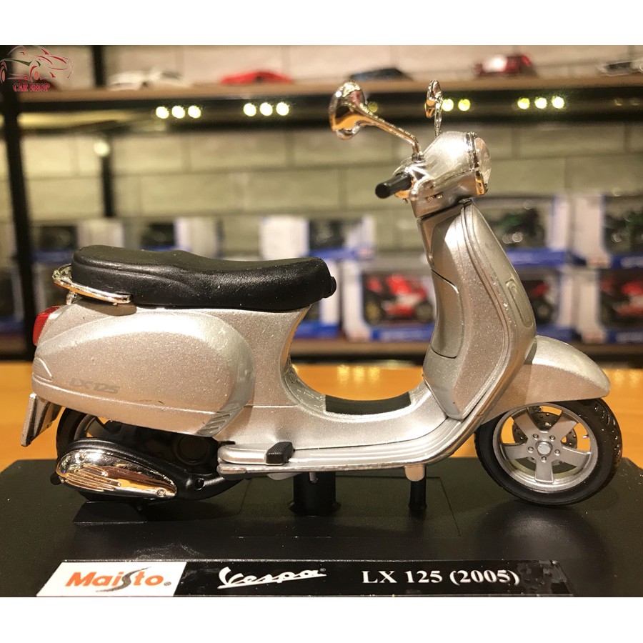 Mô hình xe mô tô Vespa LX125 (2005) tỉ lệ 1/18 màu bạc